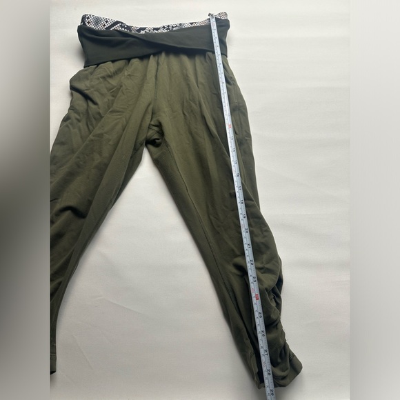 Lululemon sunset salutation crop. Luon light, fold down layered waist. Size 6 - Picture 14 of 16